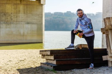 Şehrin Köprü Altında Suyla Kaçan Adam