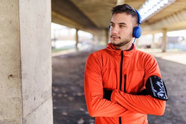 Şehrin Köprü Altında Kaçan Adam Fren Yapıyor Dinleme Müziği