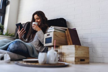 Evde telefonlu güzel bir genç kadın var.