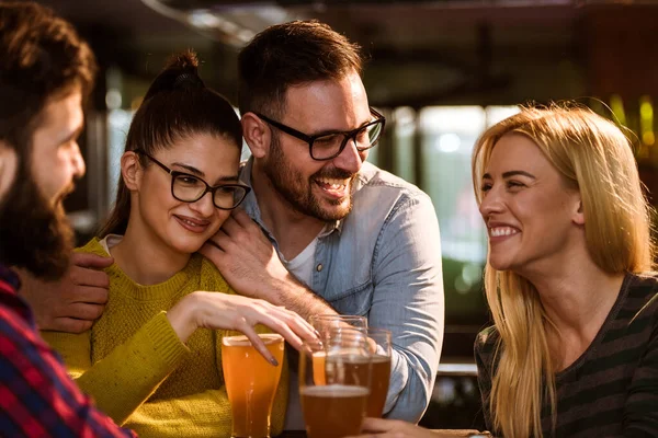 Grupo Jóvenes Amigos Bar Bebiendo Cerveza — Foto de Stock