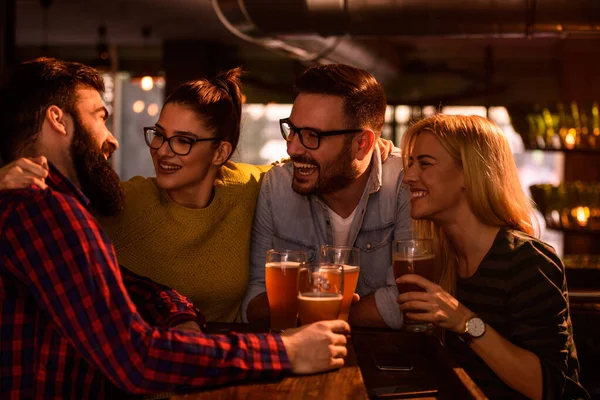 Gruppe Junger Freunde Bar Trinkt Bier — Stockfoto