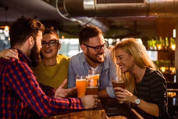 酒吧里的一群年轻朋友喝啤酒 — 图库照片
