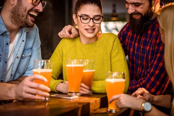 Group Young Friends Bar Drinking Beer — Stock Photo, Image