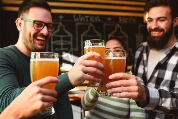Groep Vrienden Drinken Bier Kroeg — Stockfoto