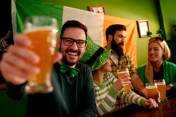 Group Friends Celebrating Patrick Day Beer Pub — Stock Photo, Image