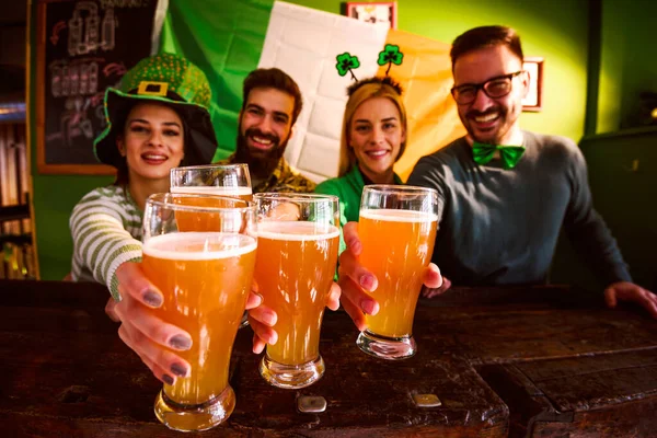 Group Friends Celebrating Patrick Day Beer Pub — Stock Photo, Image