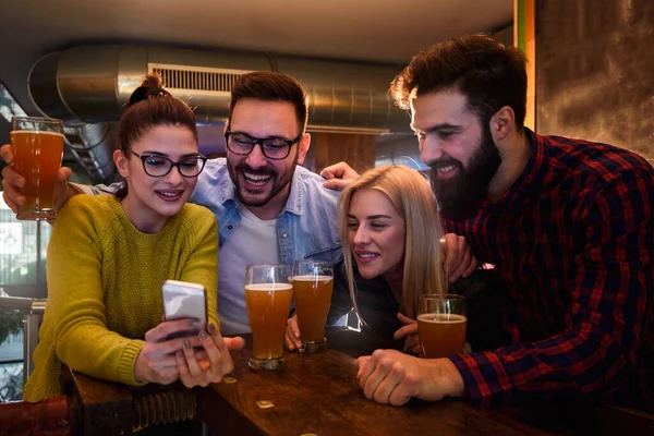Des Amis Bar Buvant Bière Regardant Dans Smartphone — Photo