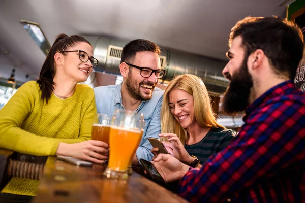 Grupo Amigos Bebiendo Cerveza Pub — Foto de Stock