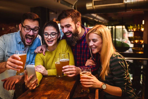 Grupo Amigos Bebiendo Cerveza Pub — Foto de Stock