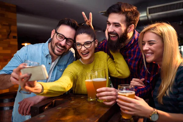 群的朋友在酒吧里喝啤酒 — 图库照片
