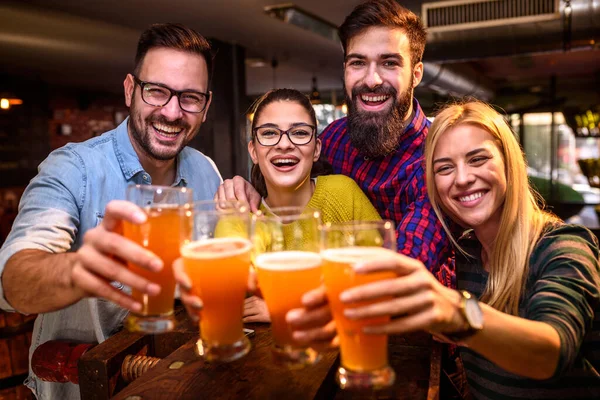 Grupo Amigos Bebendo Cerveja Pub — Fotografia de Stock