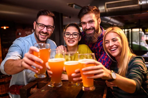 Grupo Amigos Bebendo Cerveja Pub — Fotografia de Stock