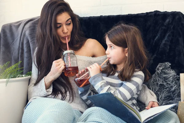 Chicas Bebiendo Jugo Teniendo Tiempo Calidad Juntos Casa — Foto de Stock