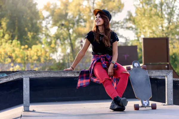 Schattig Stedelijk Meisje Met Longboard Skate Park — Stockfoto