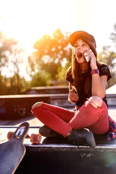 Όμορφη Κοπέλα Σκέιτερ Χρησιμοποιώντας Τηλέφωνο Εξωτερικούς Χώρους — Φωτογραφία Αρχείου