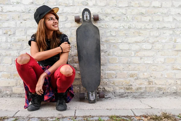 ロングボード屋外とかわいい都市の女の子の肖像画 — ストック写真