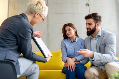 Danışmanlarındaki genç evli çift.