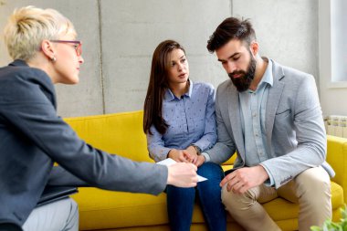 Danışmanlarındaki genç evli çift.