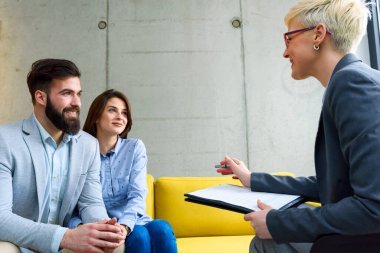 Danışmanlarındaki genç evli çift.