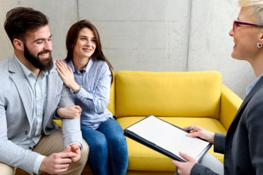 Danışmanlarındaki genç evli çift.