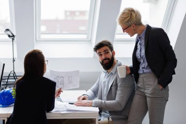 Ofiste çalışan iş adamları 