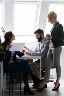 Ofiste çalışan iş adamları 