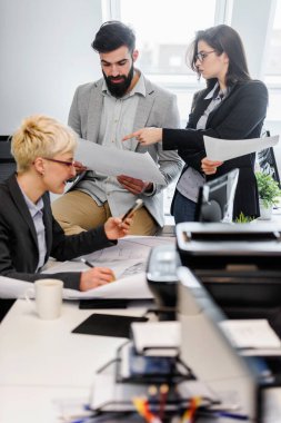 Ofiste çalışan iş adamları 
