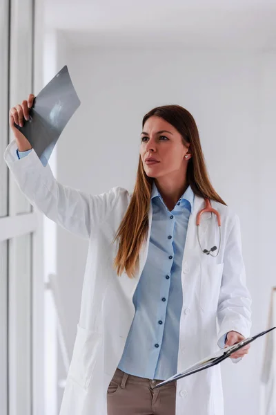 Female Doctor Examining Ray Results Hospital — Stock Photo, Image