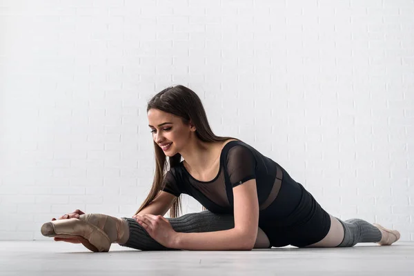 Ballerina Cvičí Podlaze Svého Ateliéru — Stock fotografie