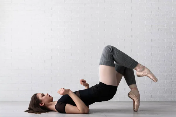 Ballerina Cvičí Podlaze Svého Ateliéru — Stock fotografie