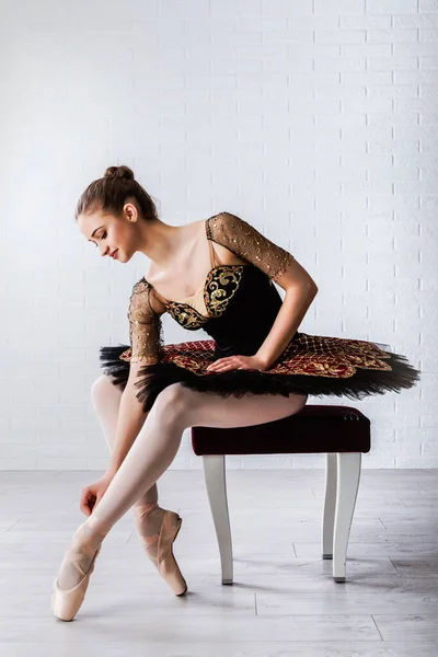 Portret Młodej Pięknej Baletnicy Siedzącej Krześle Pomieszczeniu — Zdjęcie stockowe