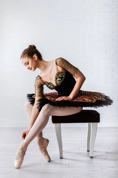 Portrait Jeune Belle Ballerine Parfaite Assise Sur Une Chaise Intérieur — Photo