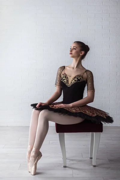 Retrato Jovem Bela Bailarina Perfeita Sentada Cadeira Dentro Casa — Fotografia de Stock