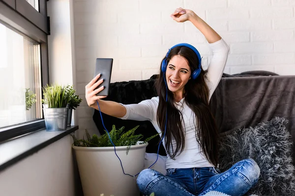 Mujer Joven Con Auriculares Escuchando Música Haciendo Selfie — Foto de Stock