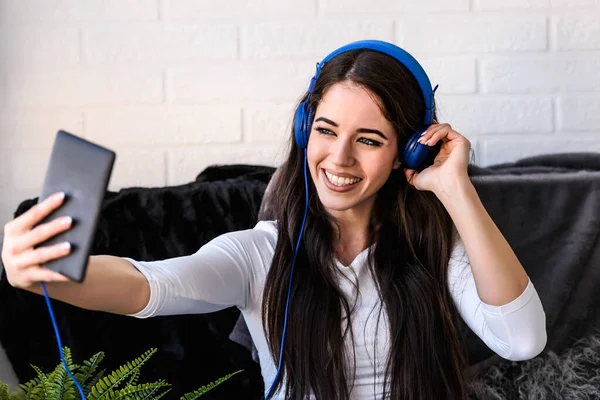 Mujer Joven Con Auriculares Escuchando Música Haciendo Selfie — Foto de Stock