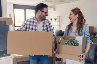 Genç çift yeni daire içine taşıma