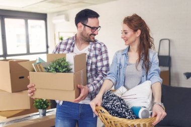 Genç çift yeni daire içine taşıma