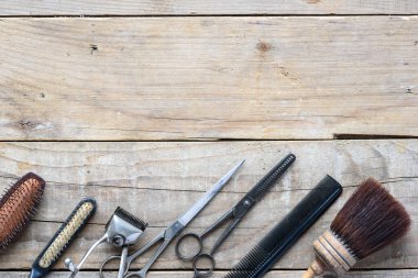Ahşap arka planda berber aletleri 