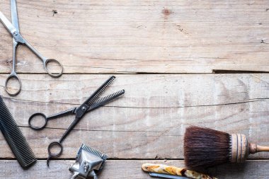 Ahşap arka planda berber aletleri 