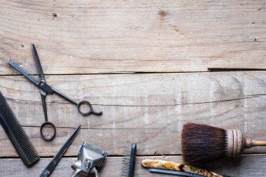 Ahşap arka planda berber aletleri 