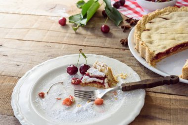 Ahşap zemin üzerine ev yapımı vişneli tart