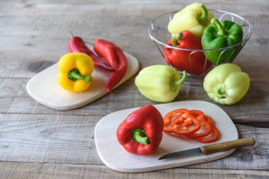 Biber ahşap arka plan üzerinde