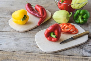 Biber ahşap arka plan üzerinde