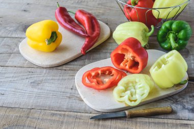 Biber ahşap arka plan üzerinde