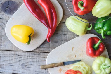 Biber ahşap arka plan üzerinde