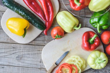 Tahta arka planda taze sebzeler