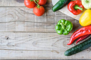 Tahta arka planda taze sebzeler