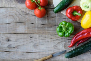 Tahta arka planda taze sebzeler