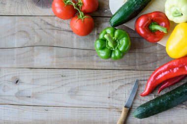 Tahta arka planda taze sebzeler