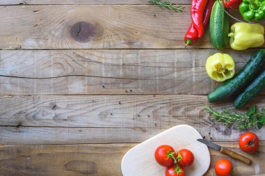 Tahta arka planda taze sebzeler